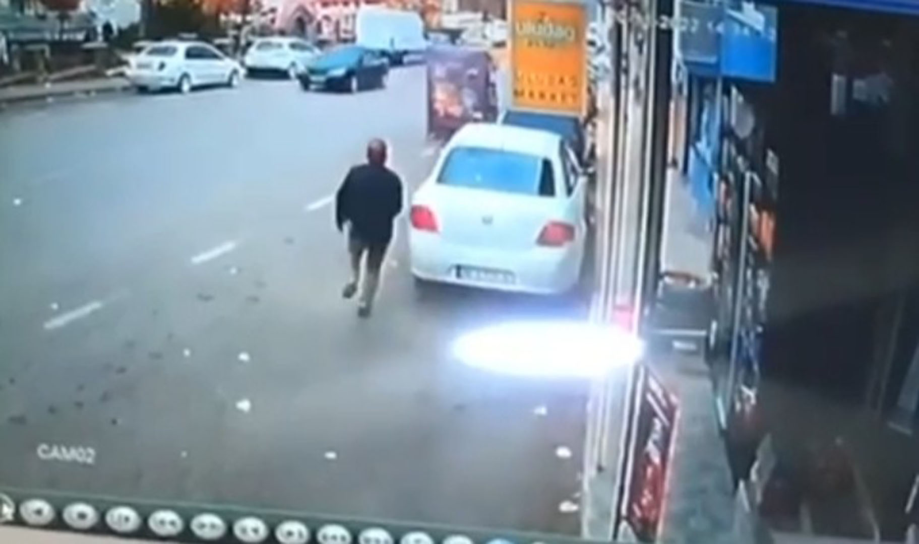 Bursa'da fırtına vatandaşlara zor anlar yaşattı! Her şeyi uçurup savurdu