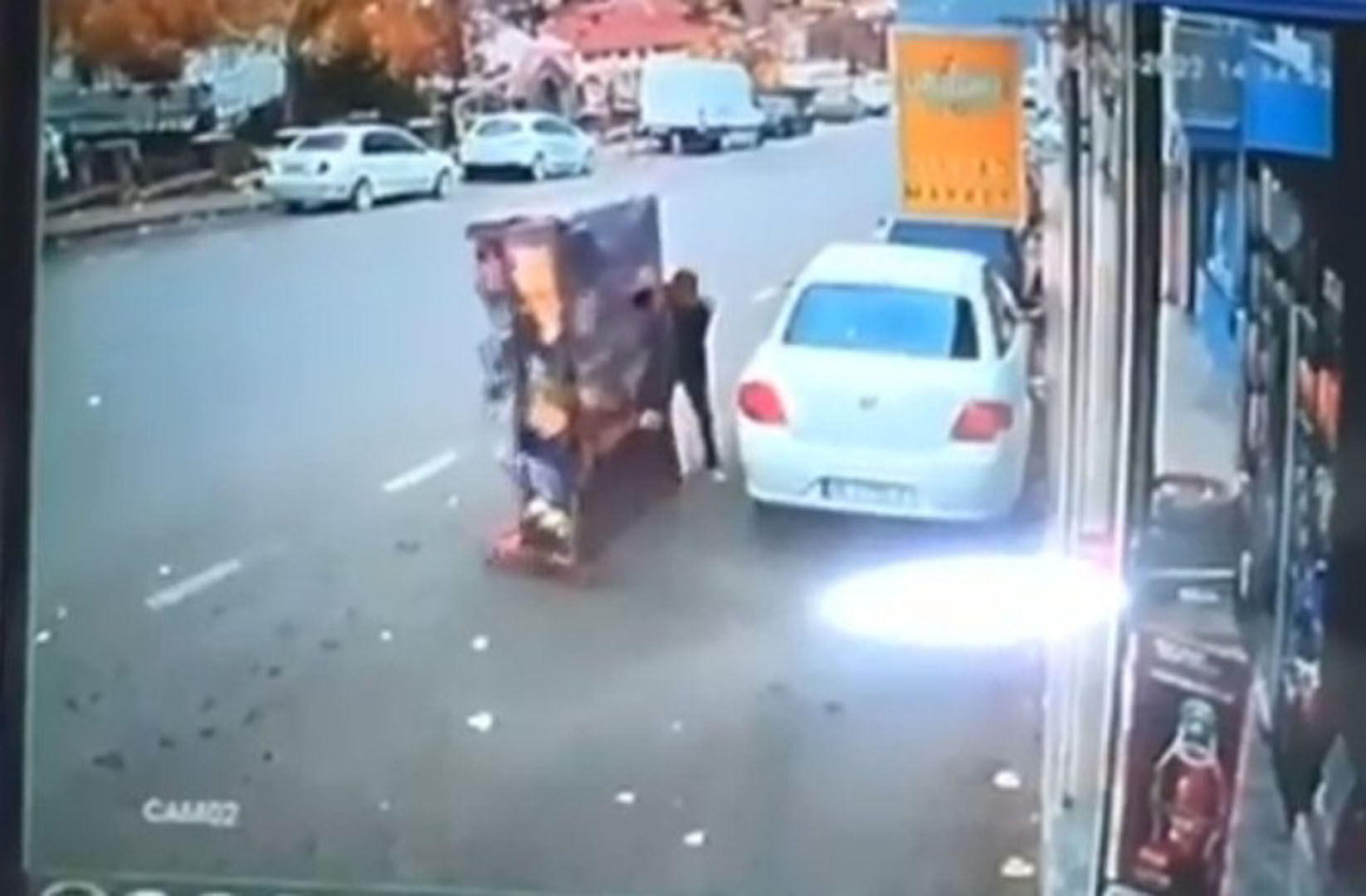 Bursa'da fırtına vatandaşlara zor anlar yaşattı! Her şeyi uçurup savurdu