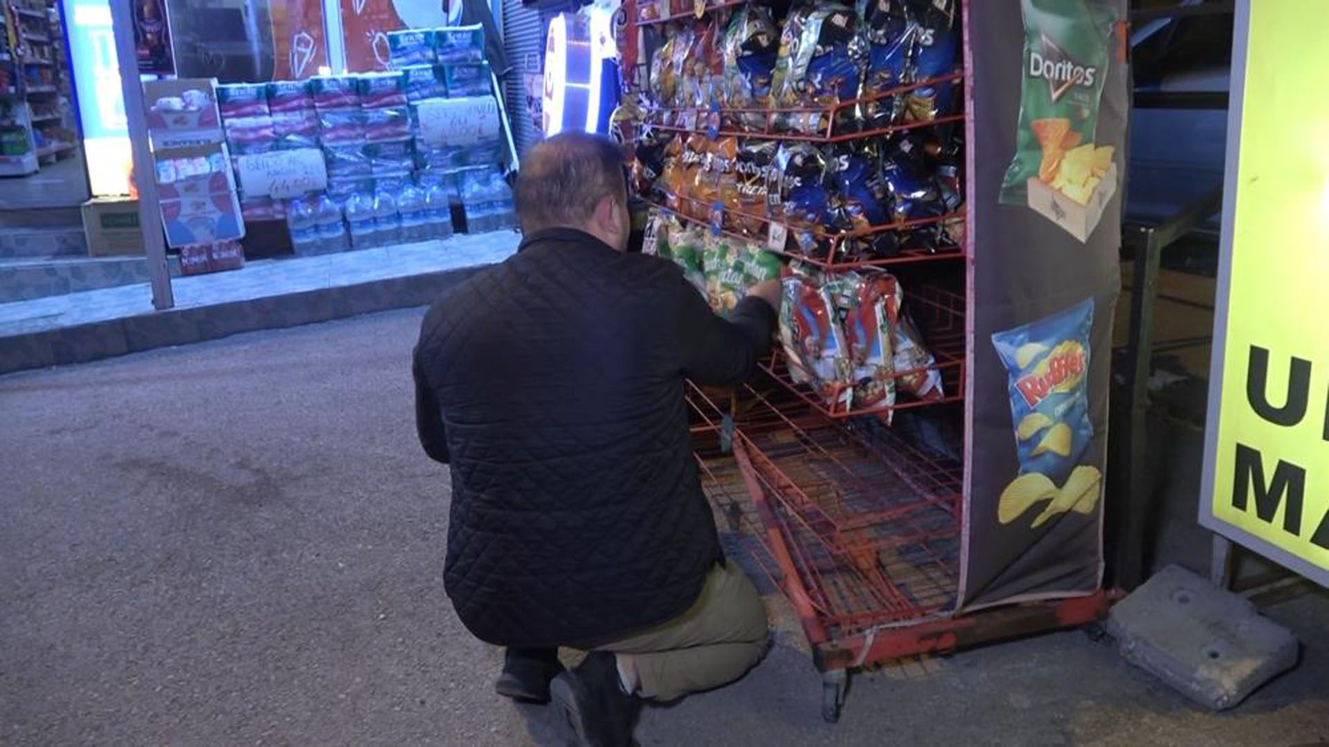 Bursa'da fırtına vatandaşlara zor anlar yaşattı! Her şeyi uçurup savurdu