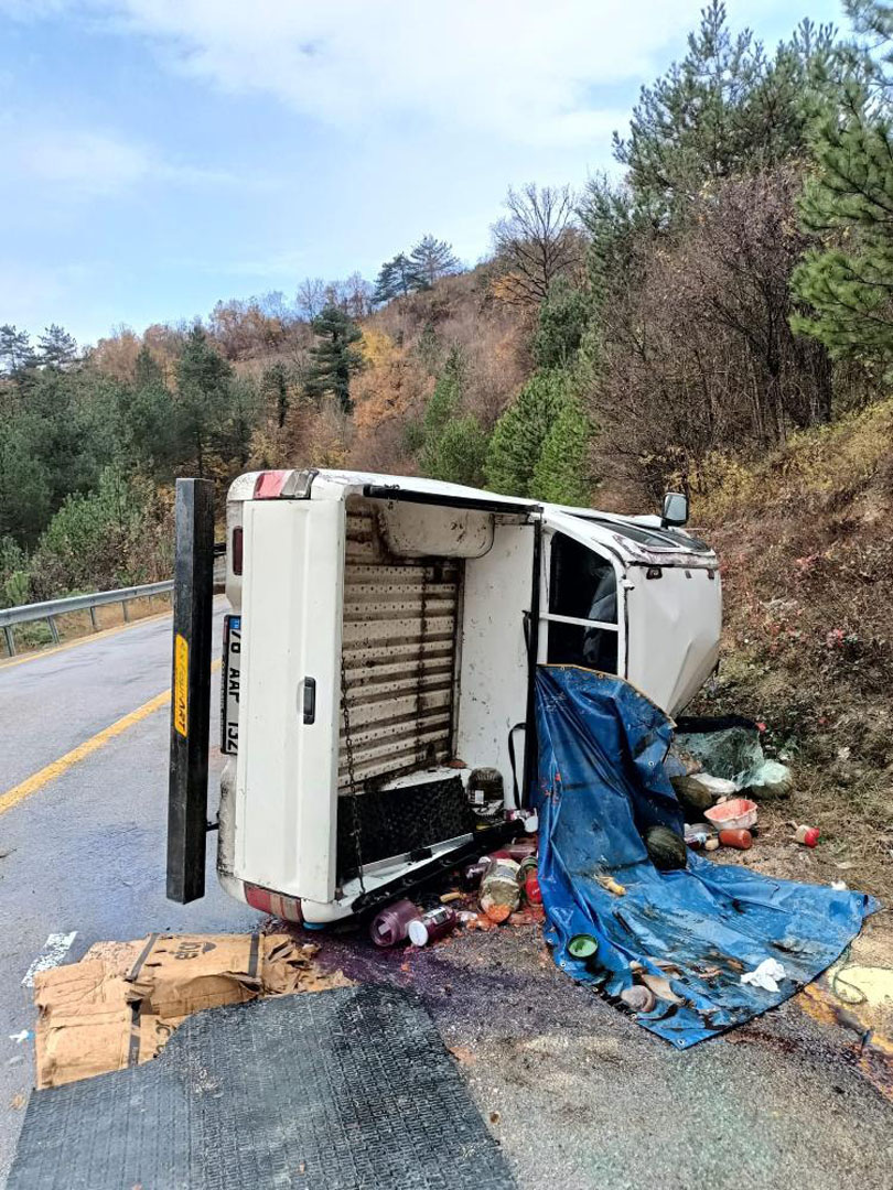 Karabük'te kaza! Kontrolden çıkan kamyonet takla attı: Yaralılar var