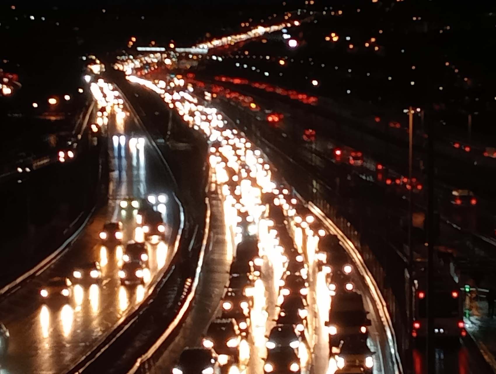 İstanbul'da yağmur ve rüzgar hayatı felç etti! Vatandaşlar zorluk yaşadı, araçlar güçlükle ilerledi 