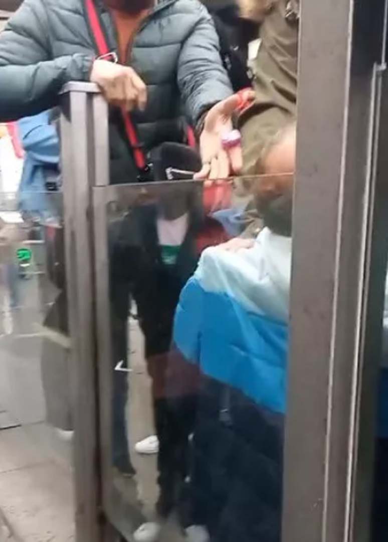İstanbul Fatih'te mide bulandıran olay! Tramvayda tacize kalkışan Iraklı, tekme tokat dövüldü!