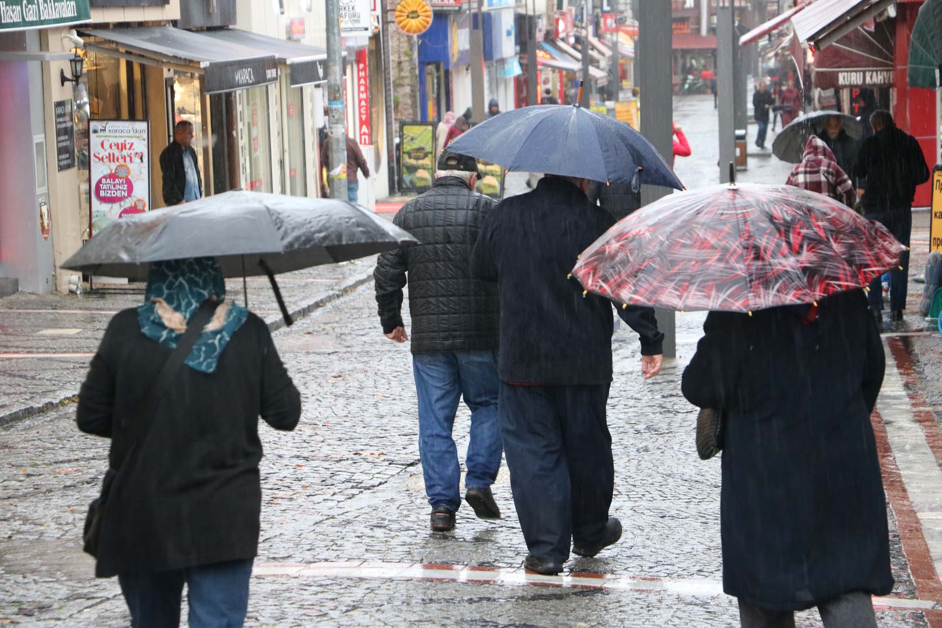 Edirne'de sağanak yağış hayatı felç etti! Altyapının yetersizliği vatandaşları çileden çıkarttı!