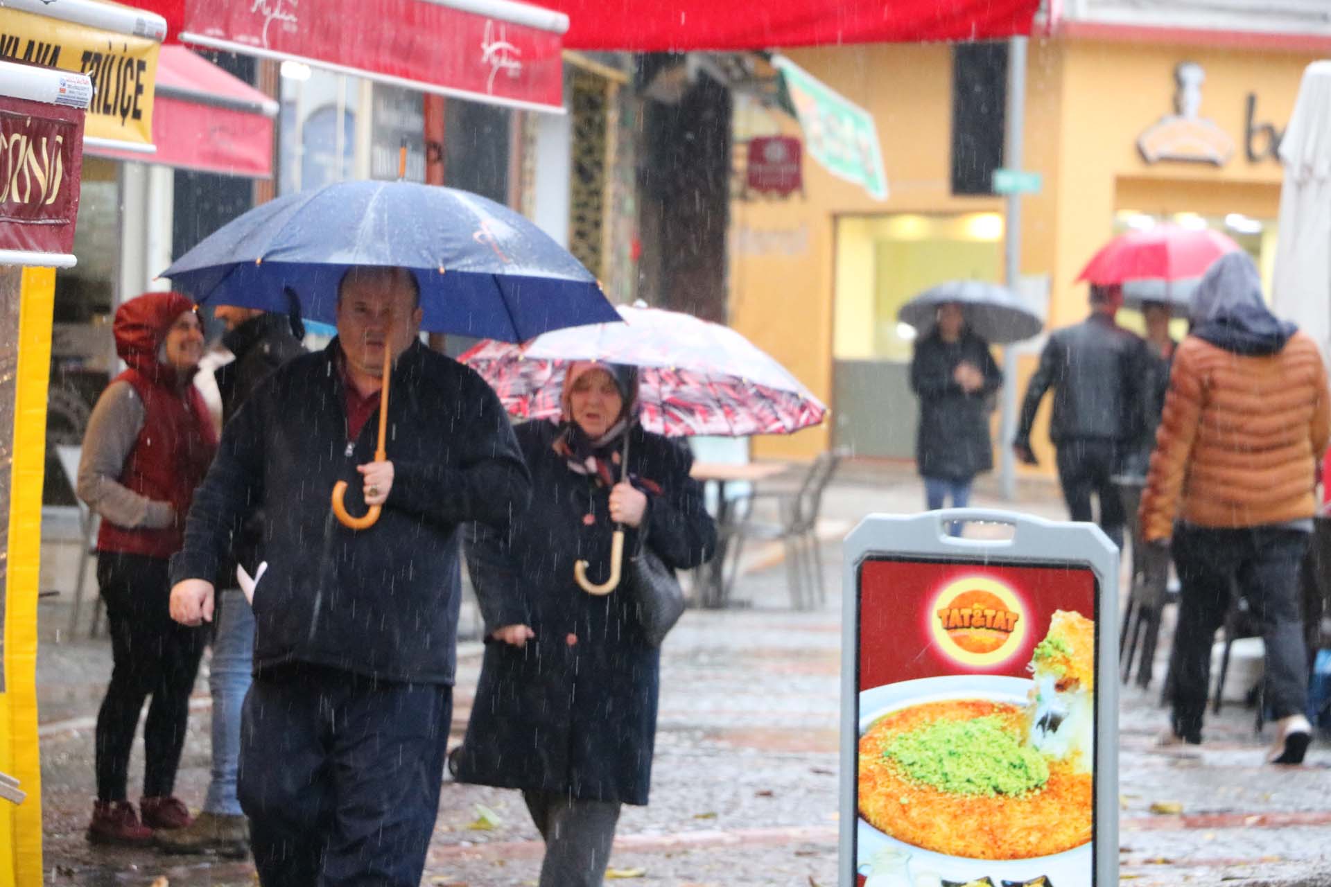 Edirne'de sağanak yağış hayatı felç etti! Altyapının yetersizliği vatandaşları çileden çıkarttı!