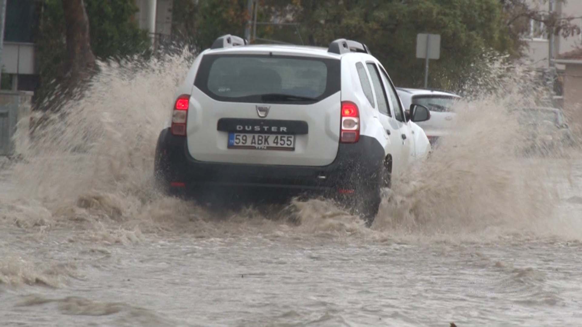 Edirne'de sağanak yağış hayatı felç etti! Altyapının yetersizliği vatandaşları çileden çıkarttı!
