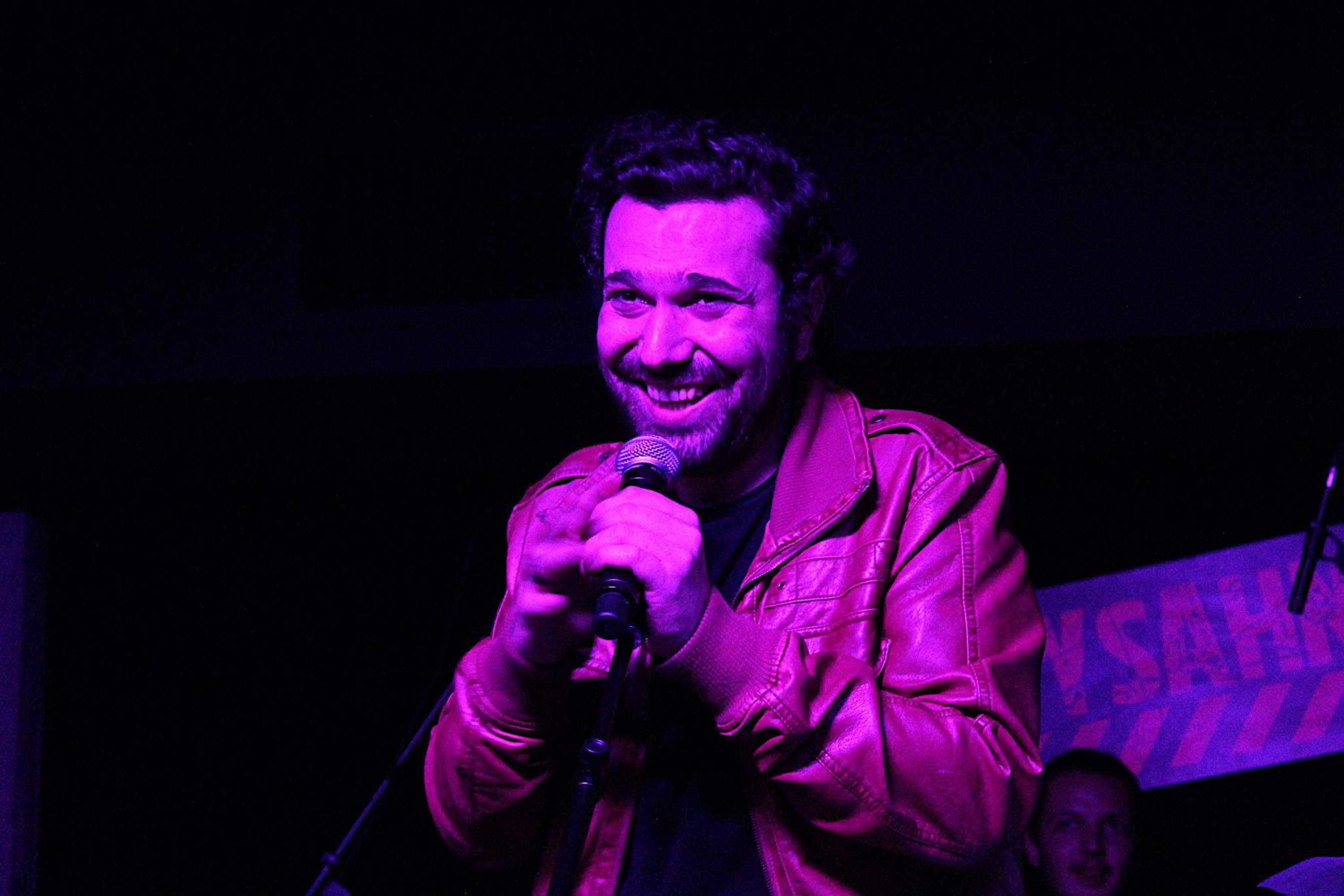 Ünlü şarkıcıya hapis cezası şoku! O sözleri başını yaktı!