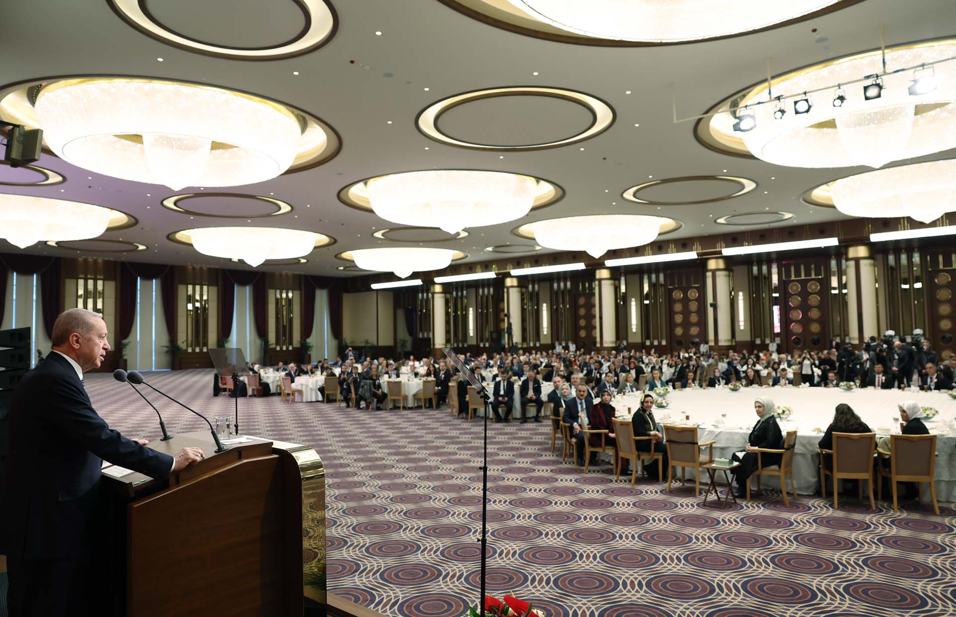 Cumhurbaşkanı Erdoğan, Öğretmenler Günü programında konuştu: Öğretmenimize eli kalkanın her şeyini darmadağın ederiz