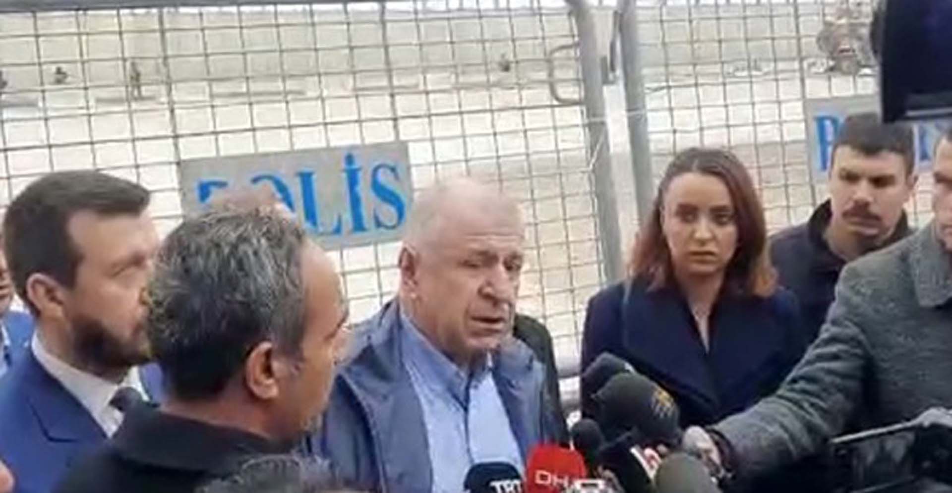 Gaziantep'te Ümit Özdağ'a tepki! Dükkana sığındı, güvenlik önlemleriyle ilçeden ayrıldı 