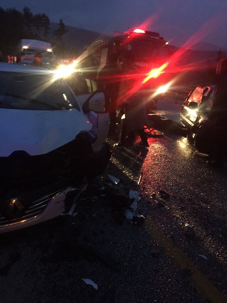 Otoyolda feci kaza! Ortalık savaş alanına döndü! Kafa kafaya çarpışan araçlarda 5 kişi...