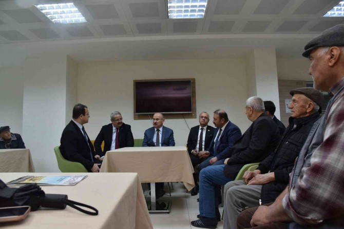 Manisa Valisi Karadeniz, muhtarlar ve vatandaşlarla bir araya geldi