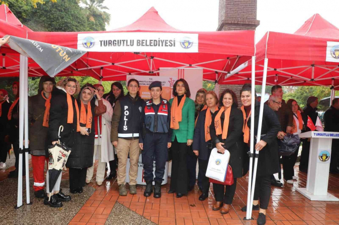 Manisa'nın Turgutlu ilçesinde 25 Kasım Kadına Yönelik Şiddette karşı farkındalık etkinliği