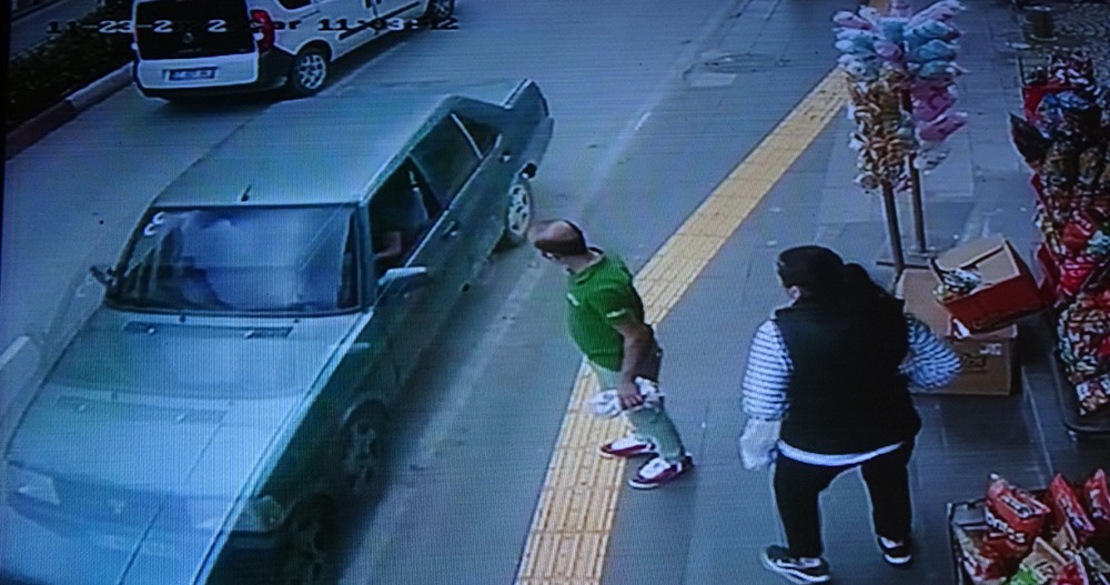 Antalya'da pes dedirten anlar! Ters yönden giden otomobil korku dolu anlar yaşattı