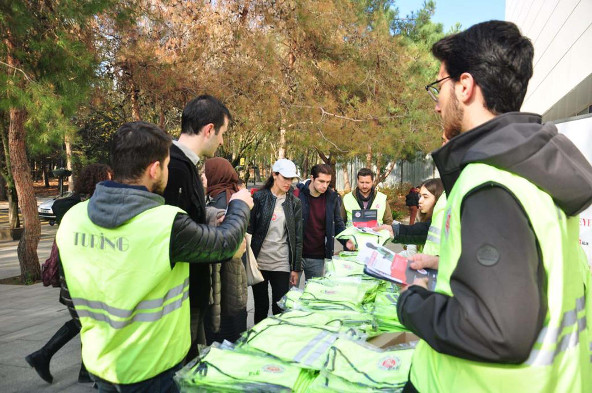 Türkiye Turing ve Otomobil Kurumu, skuter kazalarının önlenmesi için harekete geçti: 20 bin reflektif yelek dağıtıldı