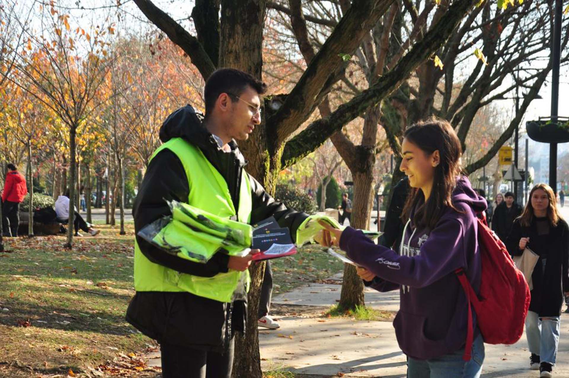 Türkiye Turing ve Otomobil Kurumu, skuter kazalarının önlenmesi için harekete geçti: 20 bin reflektif yelek dağıtıldı