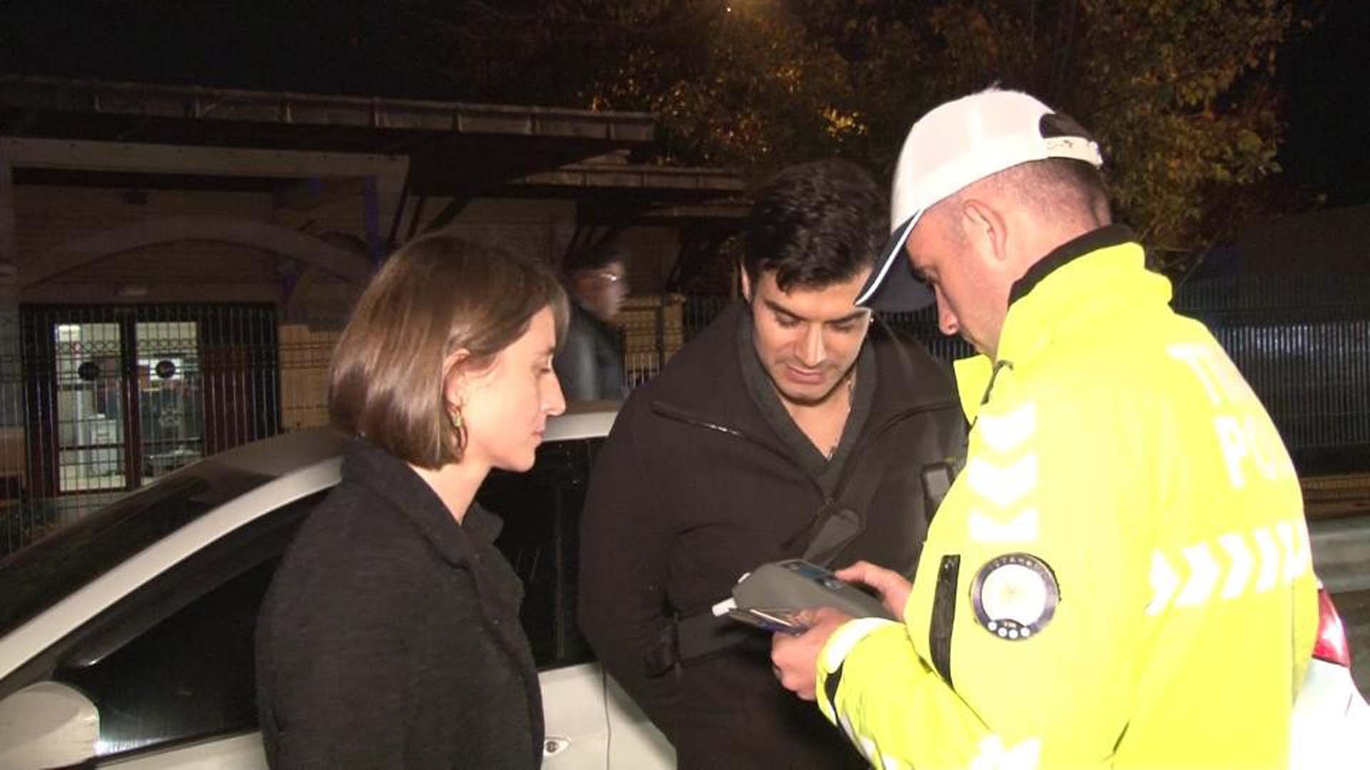 Kadıköy'de denetime takılan sürücü haddini aştı! İşini yapan gazetecilerin üzerine yürüdü: Görüntümü yayınlarsanız size dava açarım