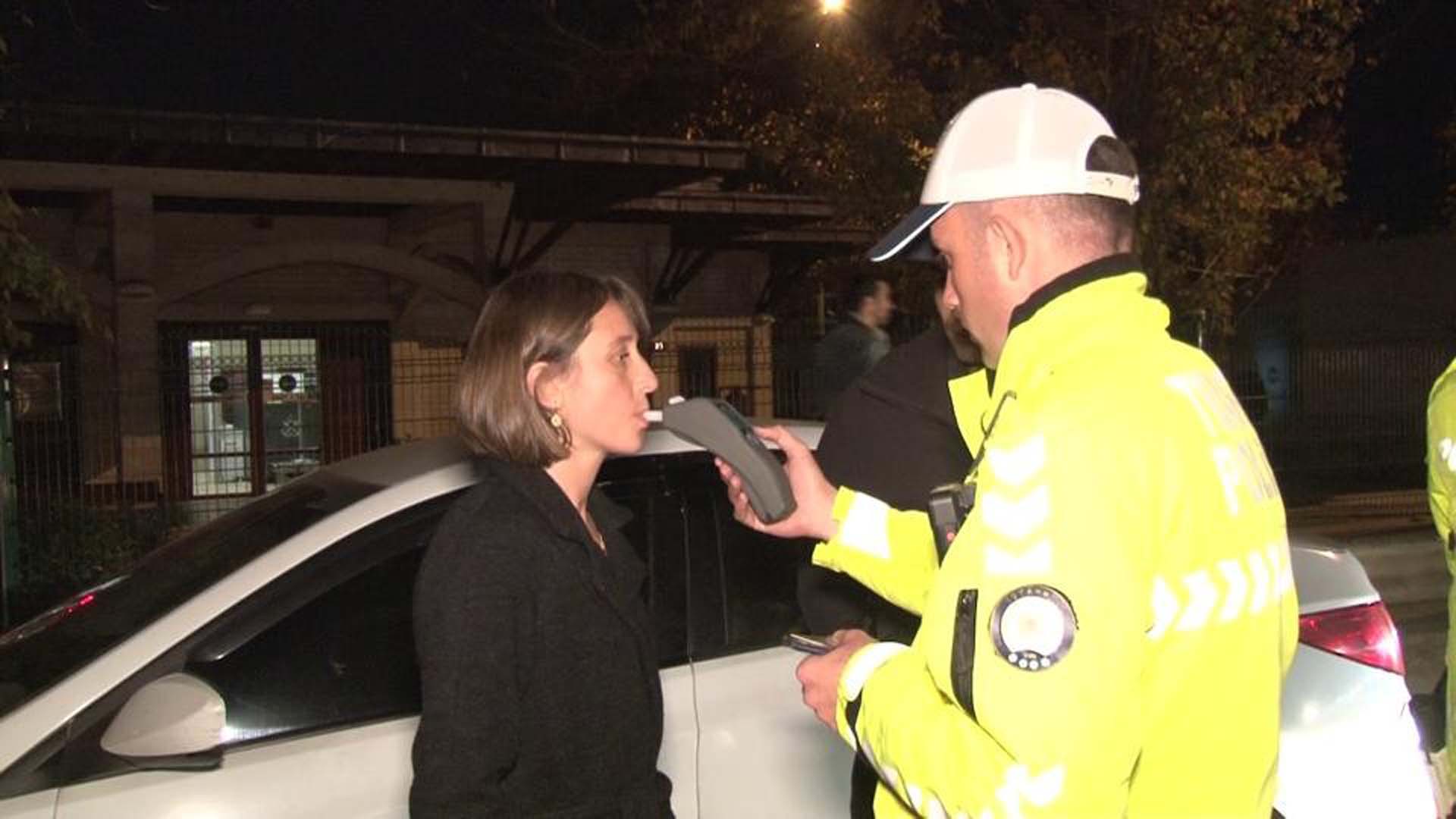 Kadıköy'de denetime takılan sürücü haddini aştı! İşini yapan gazetecilerin üzerine yürüdü: Görüntümü yayınlarsanız size dava açarım