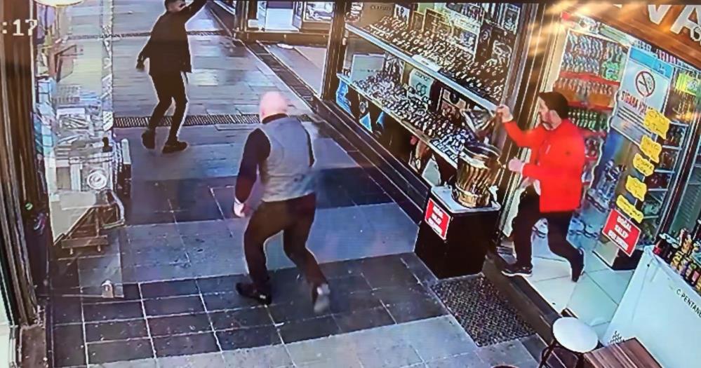 Bursa'da dehşet dolu anlar! Çayı geciken müşteri ortalığı birbirine kattı!