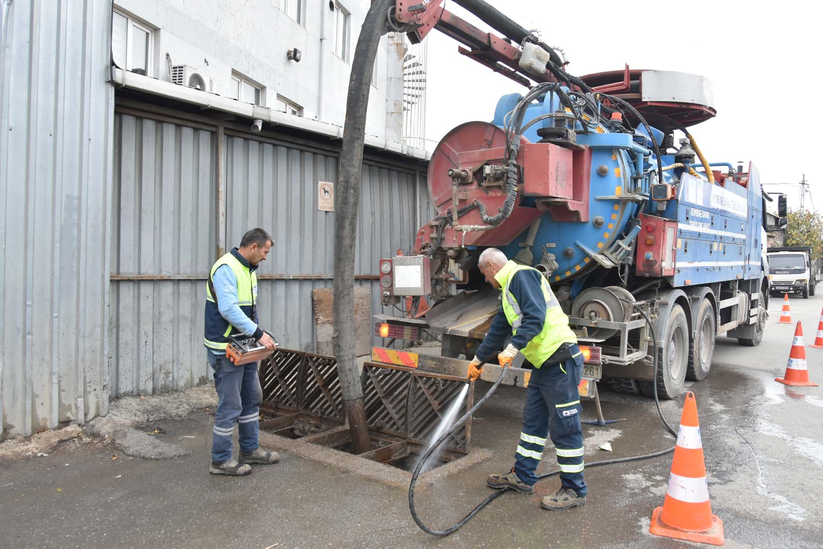 Pendik Belediyesi'nden kışa hazırlık! İlçe genelinde yağmur suyu kanalı ve mazgal temizliği!
