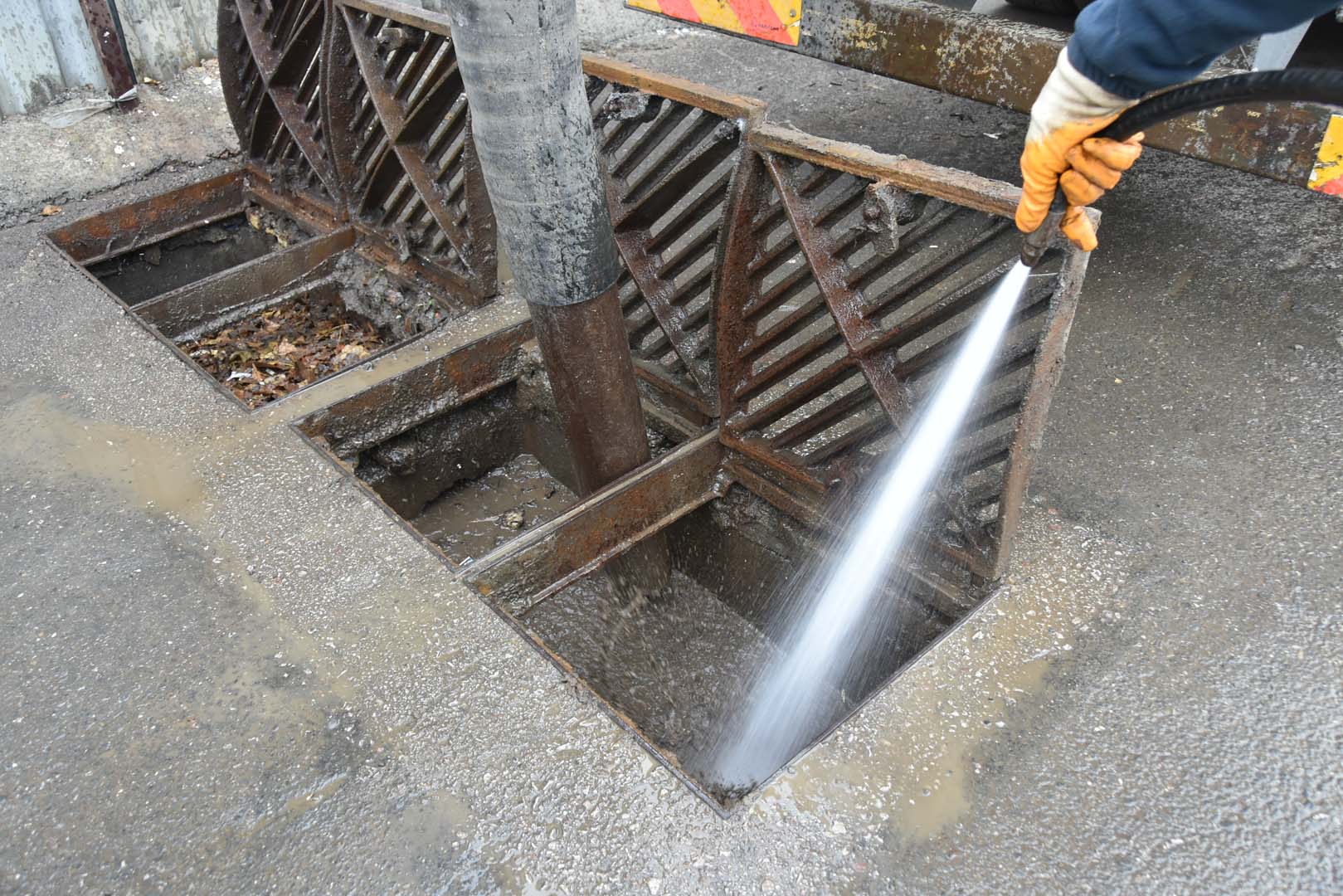 Pendik Belediyesi'nden kışa hazırlık! İlçe genelinde yağmur suyu kanalı ve mazgal temizliği!