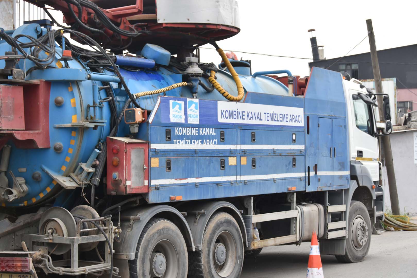 Pendik Belediyesi'nden kışa hazırlık! İlçe genelinde yağmur suyu kanalı ve mazgal temizliği!