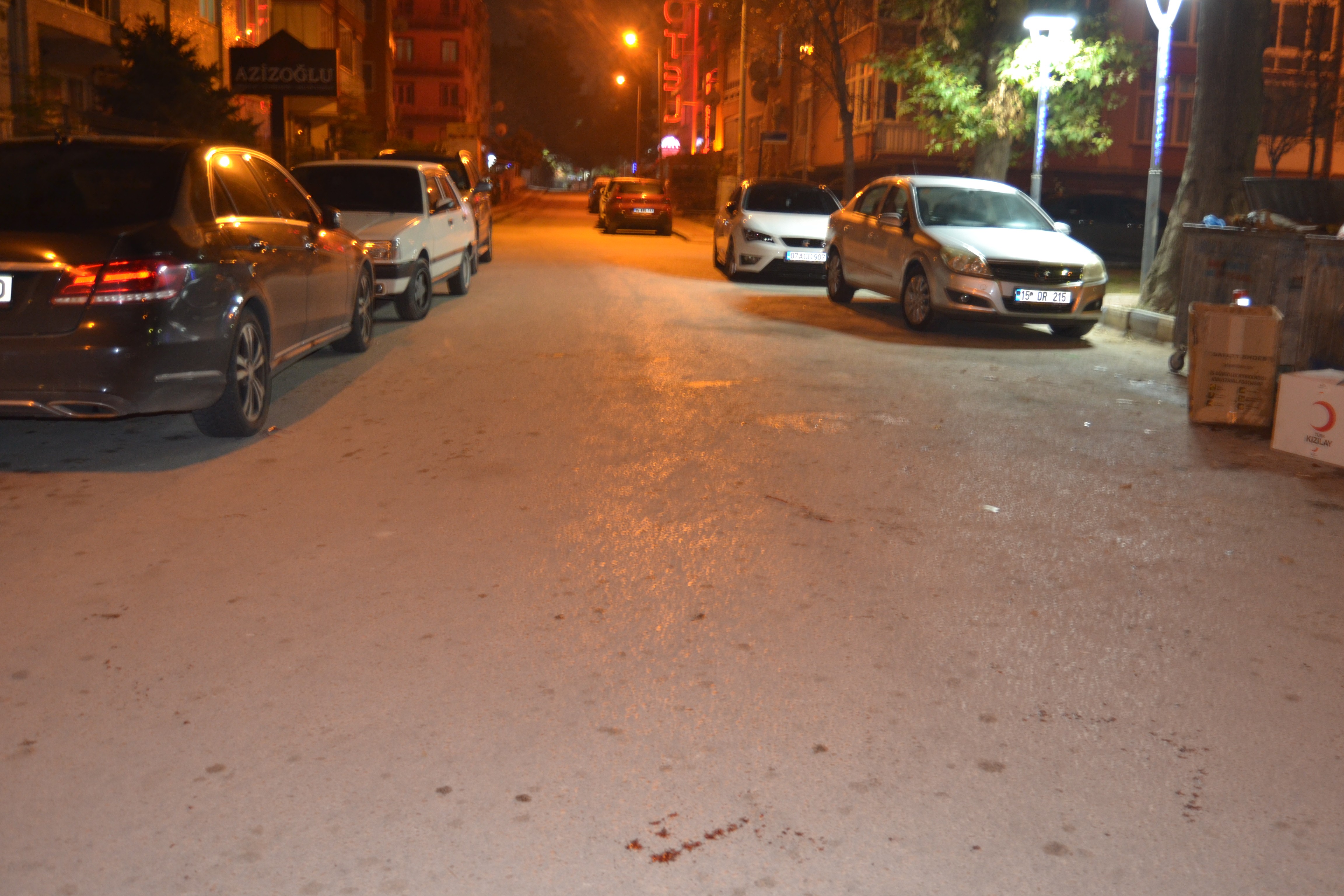 İki grup arasında çıkan tartışma bıçaklı kavgaya dönüştü, kan döküldü!