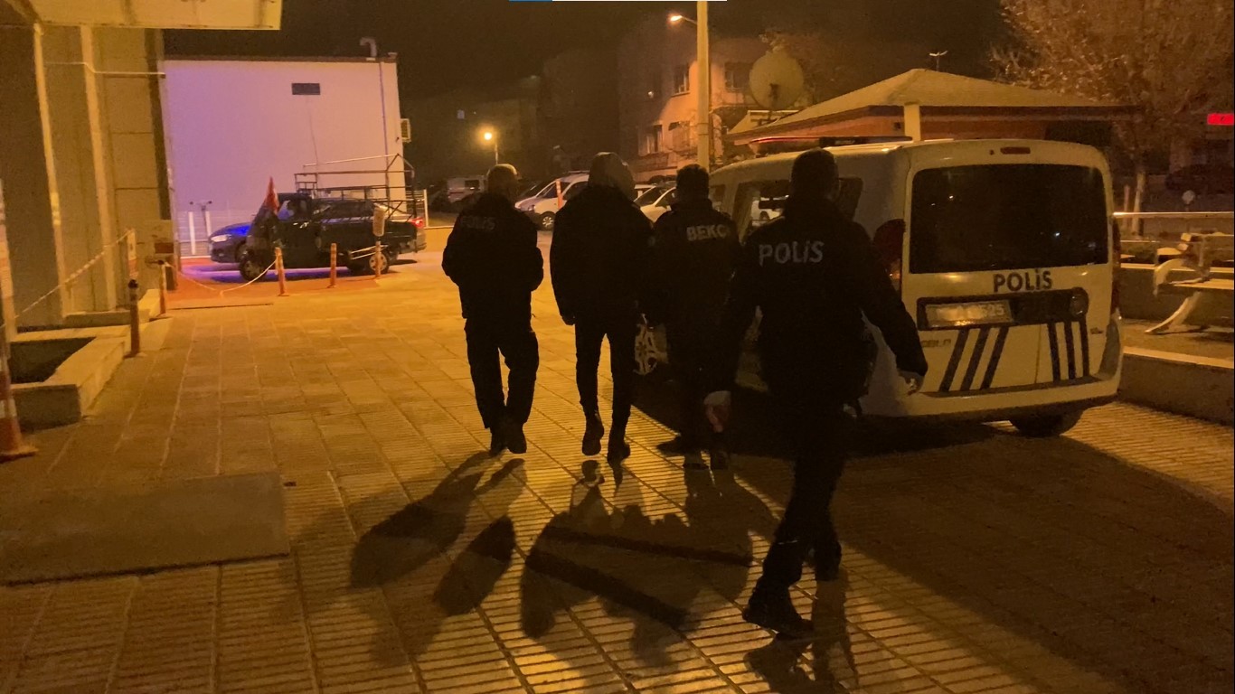 İki grup arasında çıkan tartışma bıçaklı kavgaya dönüştü, kan döküldü!