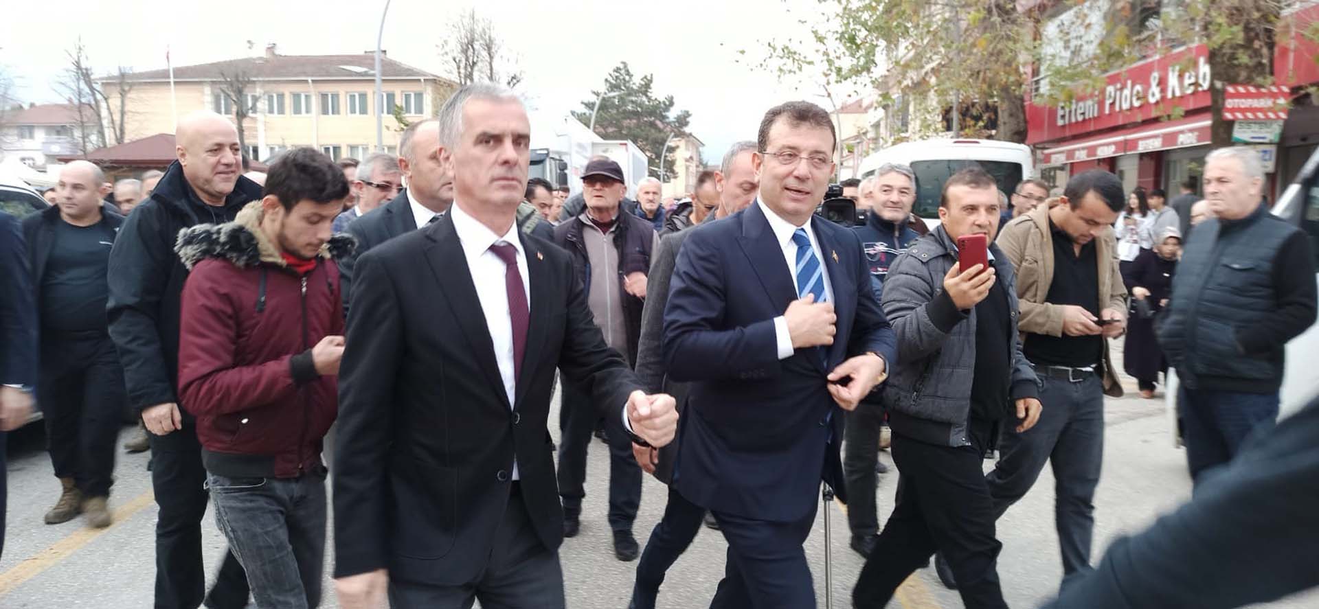 Neye uğradığını şaşırdı! Ekrem İmamoğlu'nun yüzünü dokunduğu kadından şok tepki!