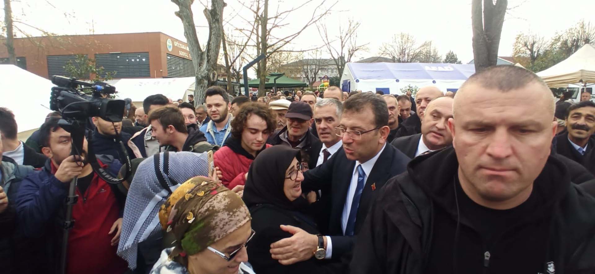 Neye uğradığını şaşırdı! Ekrem İmamoğlu'nun yüzünü dokunduğu kadından şok tepki!