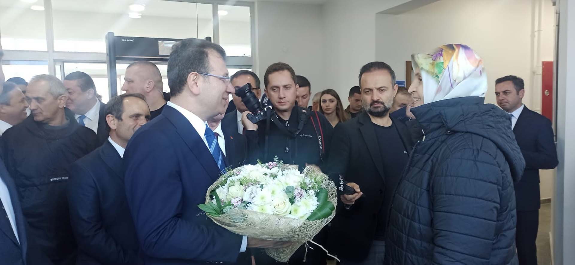 Neye uğradığını şaşırdı! Ekrem İmamoğlu'nun yüzünü dokunduğu kadından şok tepki!