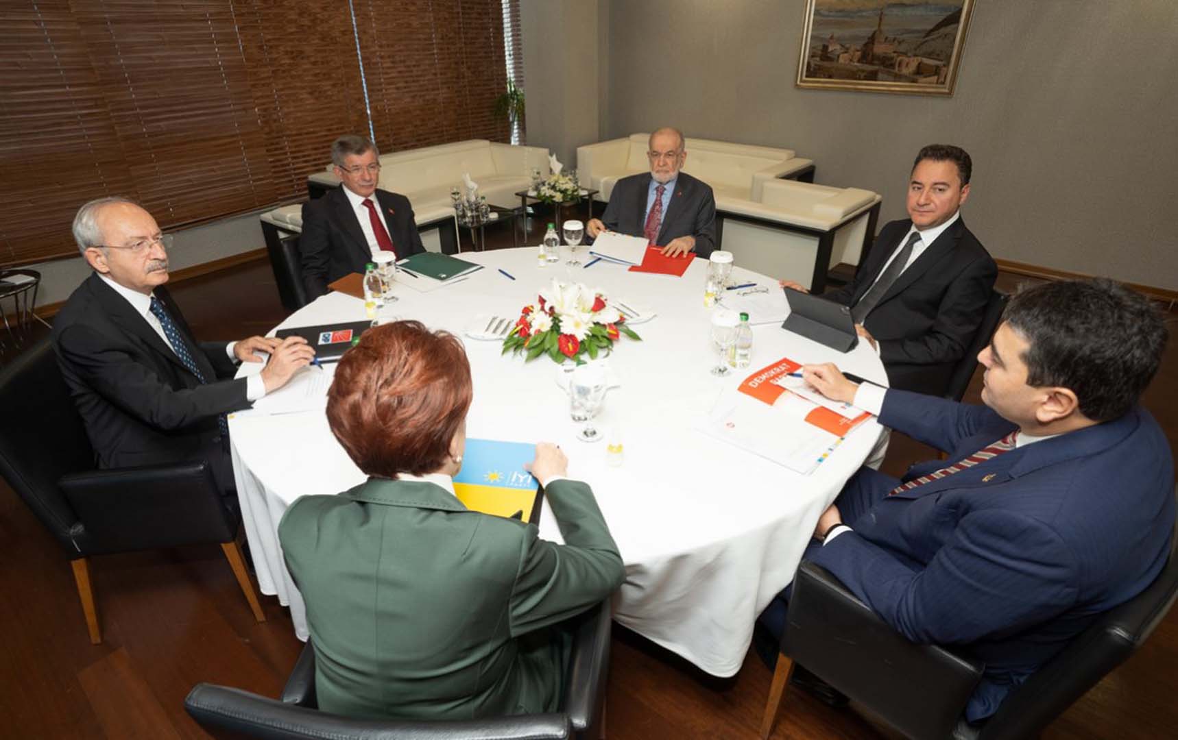  Muharrem İnce, Kemal Kılıçdaroğlu'nu tuttu: "Siyaset tavır koyma işidir, ilke işidir, duruş işidir, omurga işidir"