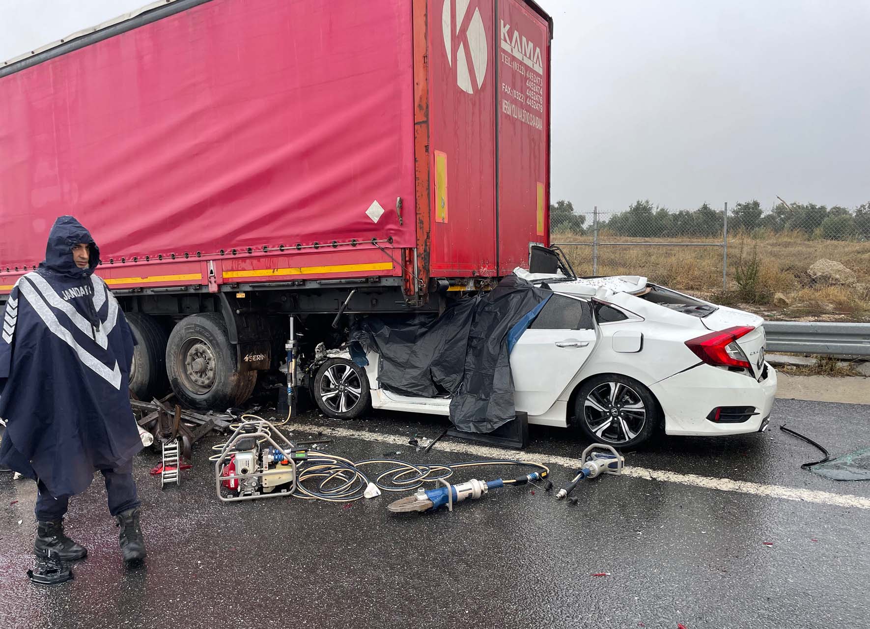 İstanbul İzmir otoyolunda feci kaza! Otomobilin TIR'ın dorsesine çarptı: Ölüler ve yaralılar var