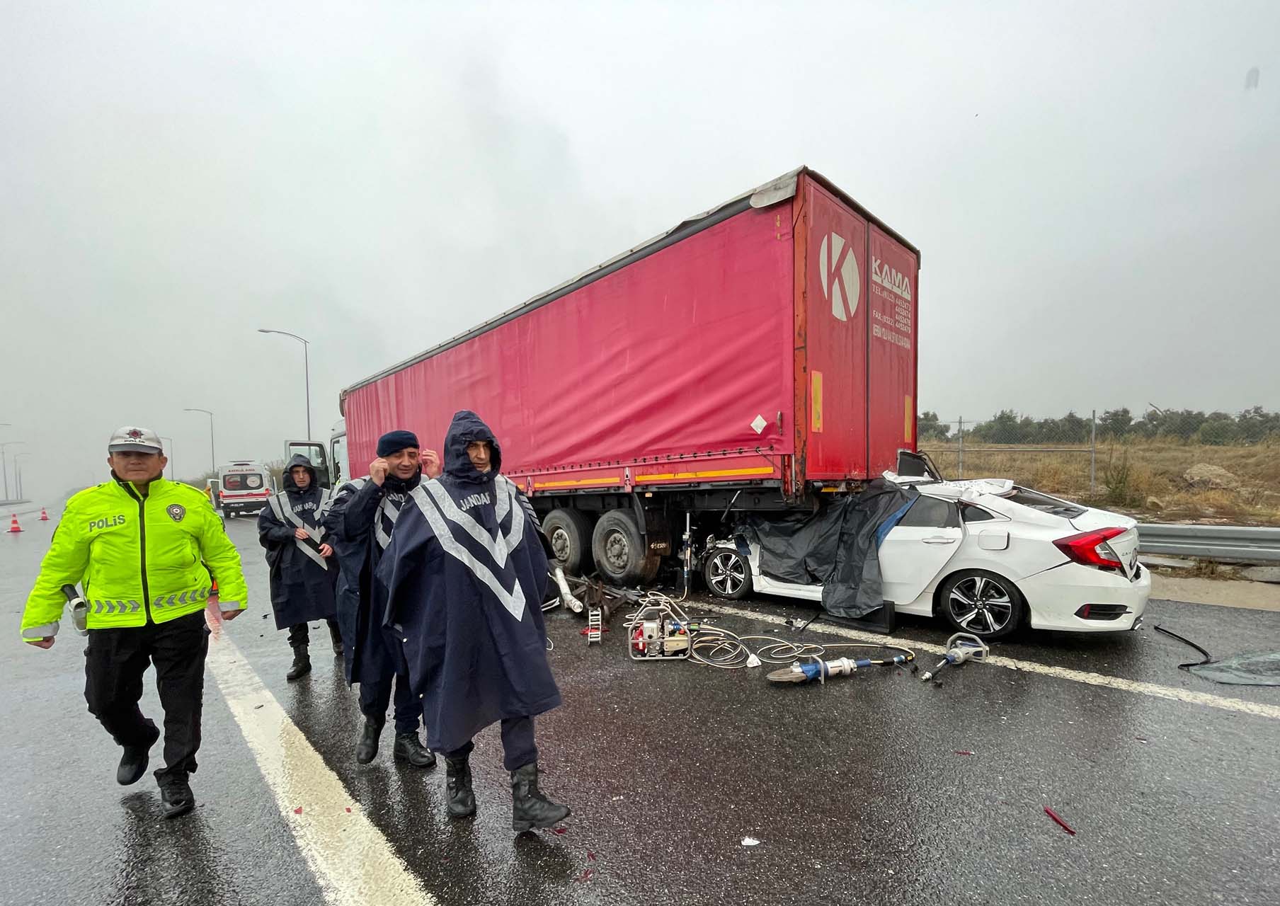 İstanbul İzmir otoyolunda feci kaza! Otomobilin TIR'ın dorsesine çarptı: Ölüler ve yaralılar var
