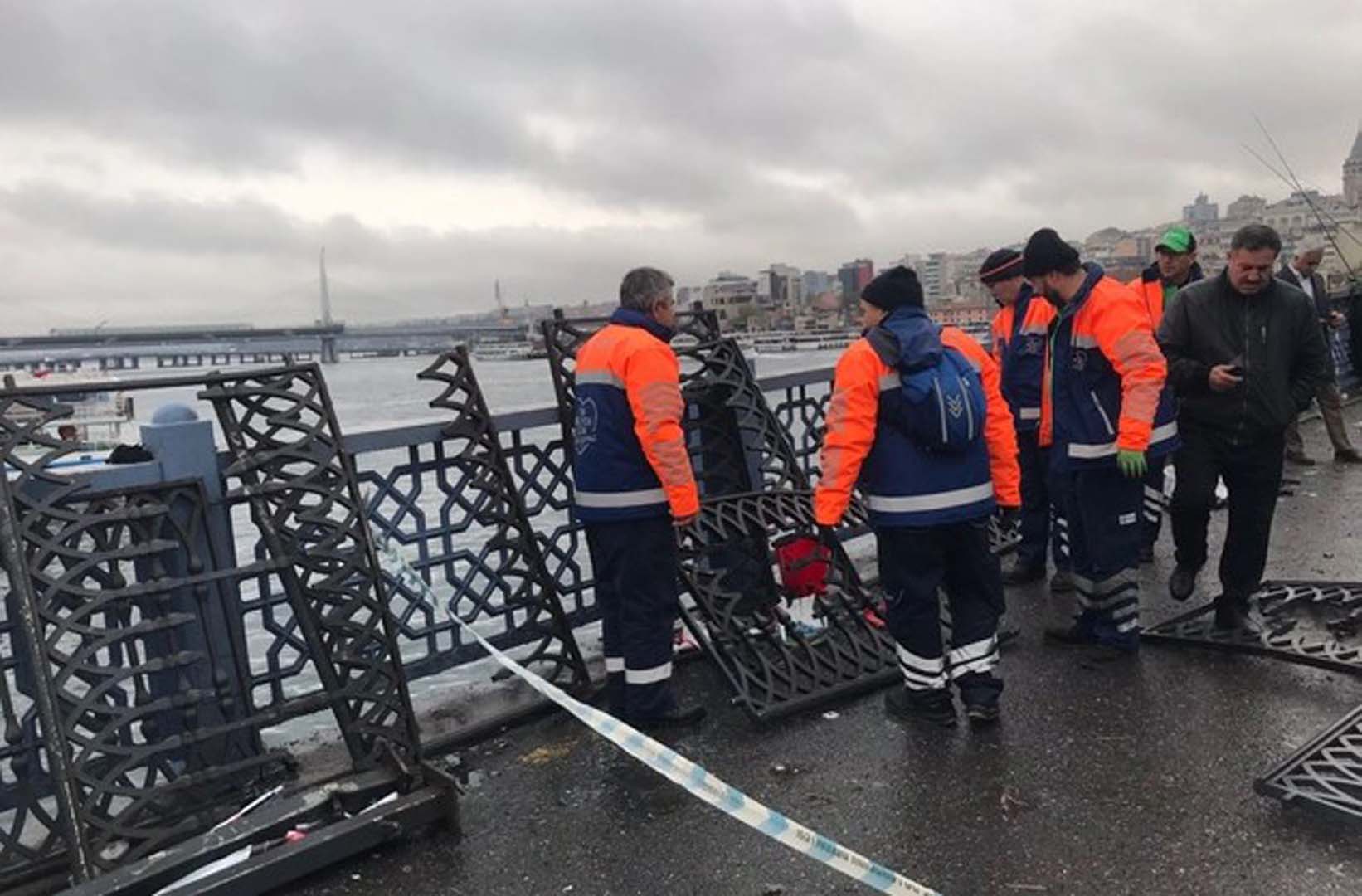 Galata Köprüsü'nde korkutan kaza! İETT otobüsü balık tutanların arasına daldı: Yaralılar var!