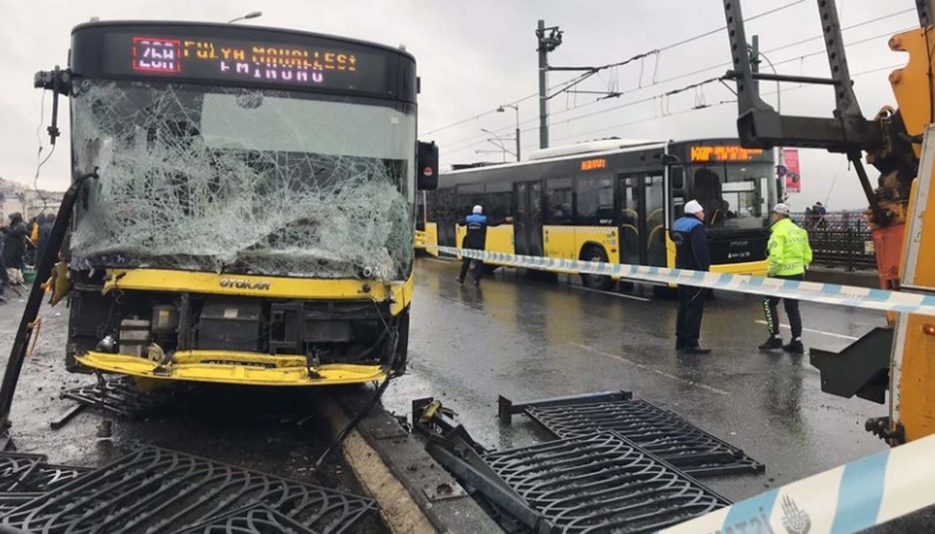 Galata Köprüsü'nde korkutan kaza! İETT otobüsü balık tutanların arasına daldı: Yaralılar var!