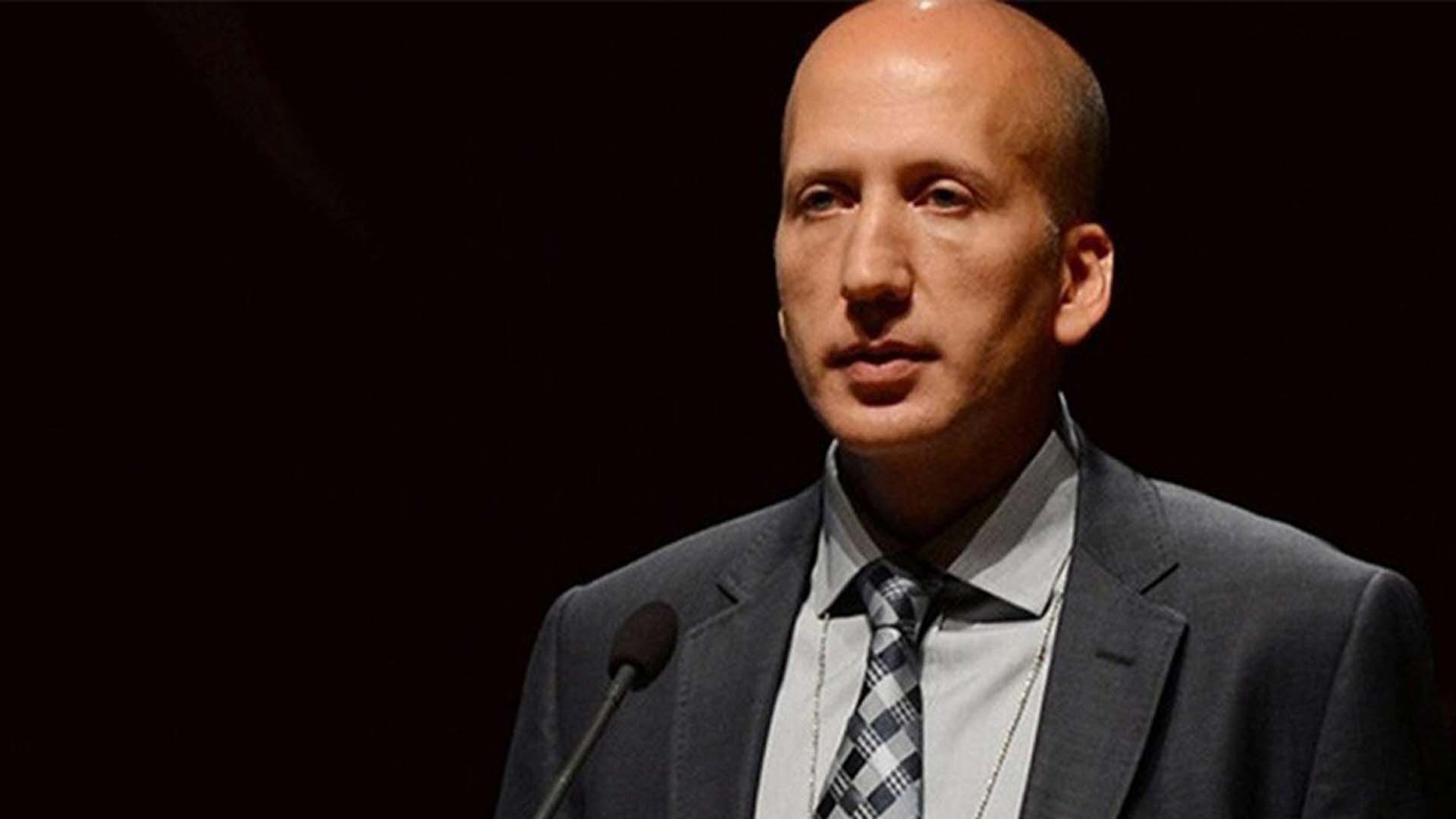 CHP'nin "İkinci Yüzyıla Çağrı" programı Lütfi Kırdar Uluslararası Kongre ve Sergi Sarayı'nda düzenledi. CHP Genel Başkanı Kemal Kılıçdaroğlu'nun açılış konuşmasıyla başlayan programa birçok ismin canlı bağlantıyla katılması tepki çekti. CANLI BAĞLANTIYLA KATILDI Programa canlı bağlantıyla katılan isimlerden biri olan Merkez Bankası Eski Baş Ekonomisti ve Bilkent Üniversitesi Öğretim Üyesi Prof. Dr. Hakan Kara, yaptığı sunumda AK Parti'yi övdü. HÜKÜMETİ ÖVDÜ Kara konuşmasında, "Şu anda devasa teşvikler var, muazzam teşvikler var. Yani vergi teşvikleri var, işte prim teşvikleri var, kredi teşvikleri var... Bütün bunların aslında etki analizinin yapılıp gerçekten buradan alınan geri bildirimlerle birlikte yeniden tasarlanmasında fayda var" ifadelerini kullandı. 