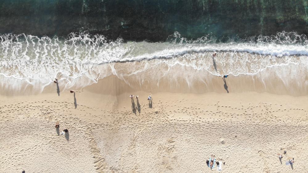 Kış onlara gelmedi! Aralık ayı dinlemediler, plaja gelip denizin tadını çıkardılar!