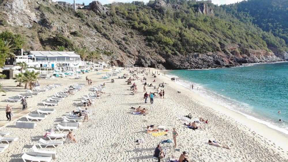 Kış onlara gelmedi! Aralık ayı dinlemediler, plaja gelip denizin tadını çıkardılar!