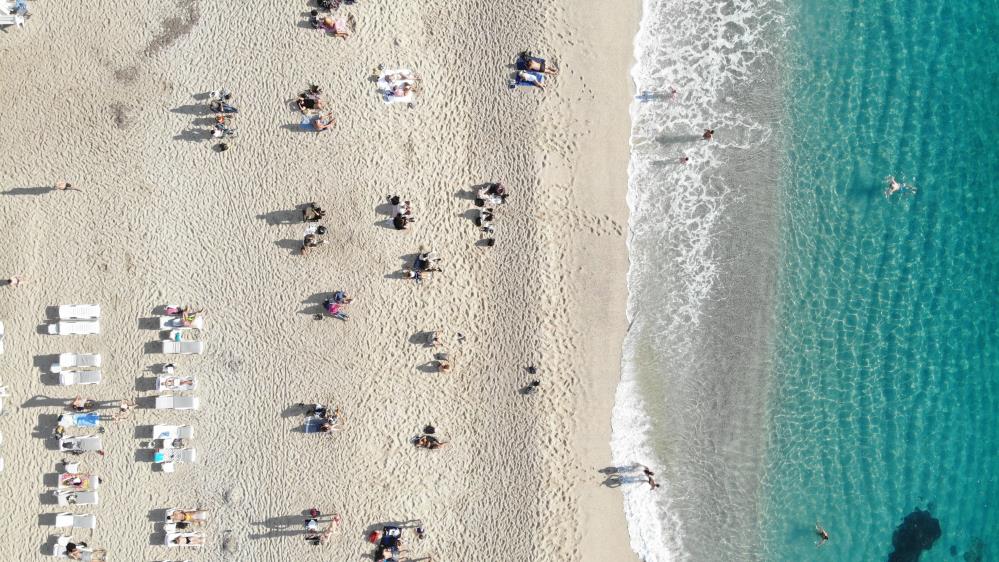 Kış onlara gelmedi! Aralık ayı dinlemediler, plaja gelip denizin tadını çıkardılar!
