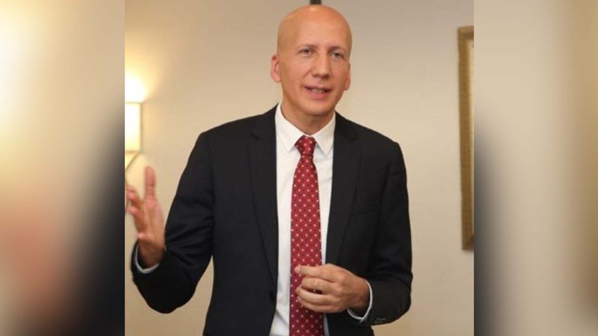 CHP'nin "İkinci Yüzyıla Çağrı" programı Lütfi Kırdar Uluslararası Kongre ve Sergi Sarayı'nda düzenledi. CHP Genel Başkanı Kemal Kılıçdaroğlu'nun açılış konuşmasıyla başlayan programa birçok ismin canlı bağlantıyla katılması tepki çekti. CANLI BAĞLANTIYLA KATILDI Programa canlı bağlantıyla katılan isimlerden biri olan Merkez Bankası Eski Baş Ekonomisti ve Bilkent Üniversitesi Öğretim Üyesi Prof. Dr. Hakan Kara, yaptığı sunumda AK Parti'yi övdü. HÜKÜMETİ ÖVDÜ Kara konuşmasında, "Şu anda devasa teşvikler var, muazzam teşvikler var. Yani vergi teşvikleri var, işte prim teşvikleri var, kredi teşvikleri var... Bütün bunların aslında etki analizinin yapılıp gerçekten buradan alınan geri bildirimlerle birlikte yeniden tasarlanmasında fayda var" ifadelerini kullandı. 