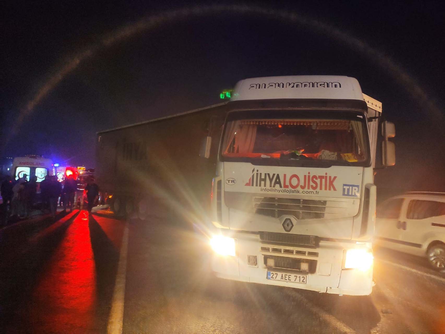 Batman'da feci kaza! Otomobil, tıra arkadan çarptı: Ölen ve çok sayıda yaralanan var