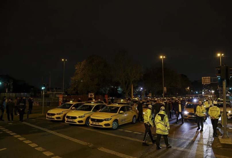 İstanbul'da taksici eylemi! Uzun kuyruklar oluşturup İBB binasına gittiler: "Bizi bu hale getiren İBB Başkanı Ekrem İmamoğlu'dur"