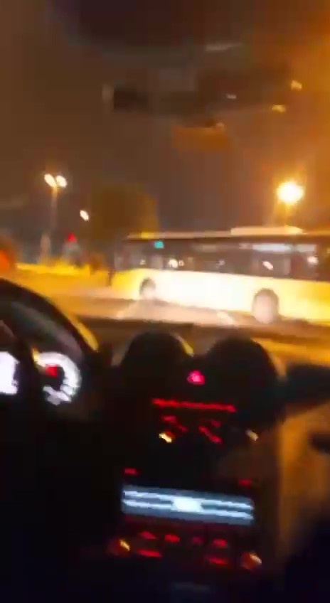 İstanbul'da pes dedirten kaza: Kural tanımayan İETT otobüsüne otomobil çarptı