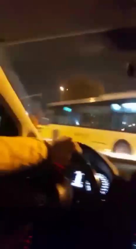 İstanbul'da pes dedirten kaza: Kural tanımayan İETT otobüsüne otomobil çarptı