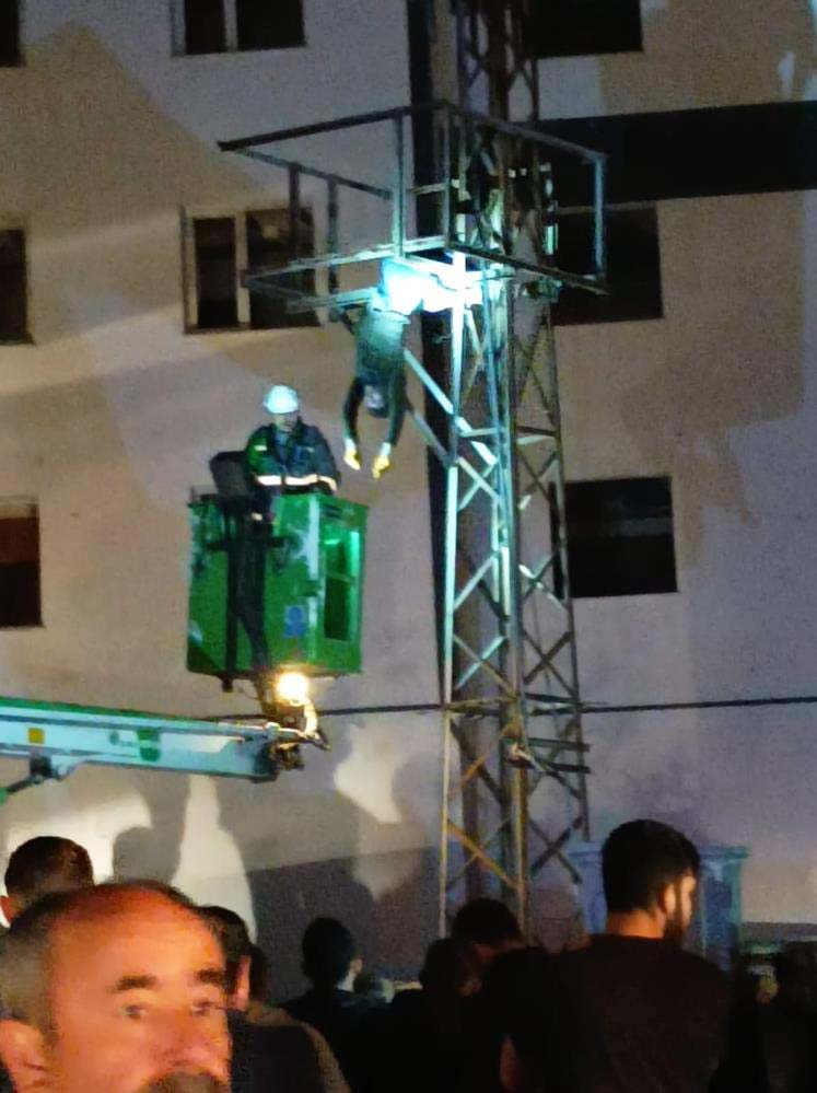Diyarbakır'da korkunç ölüm! 25 yaşındaki genç, elektrik diğerinde asılı halde bulundu!