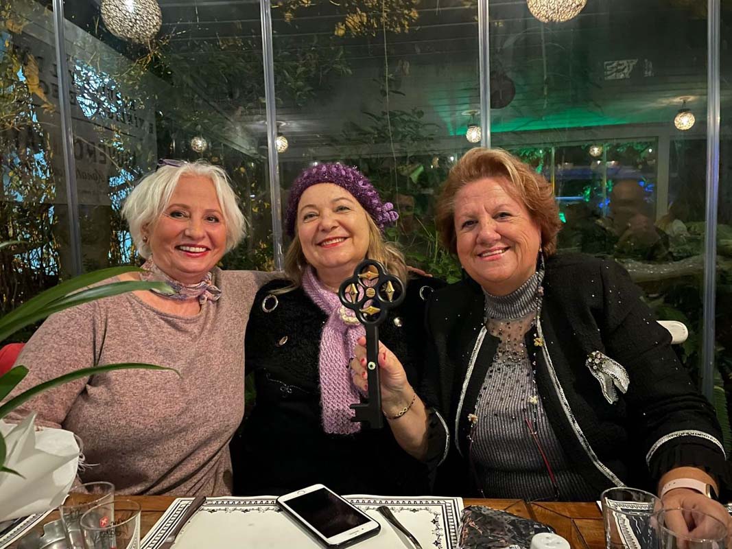 Güvercin Yayınevi kurucu ve yazarlarından Tuzla Mor Salkım’da yıl dönümü kutlaması!