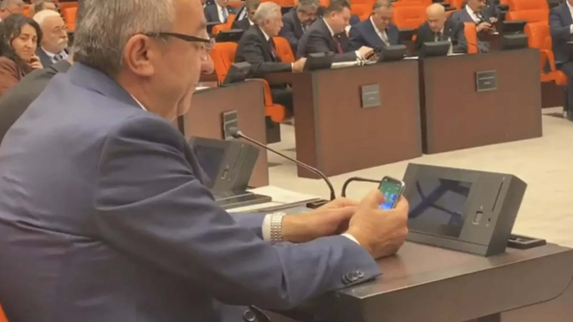 CHP'li vekilden çirkin hareket! TBMM'deki bütçe görüşmelerinde poker oynadı 