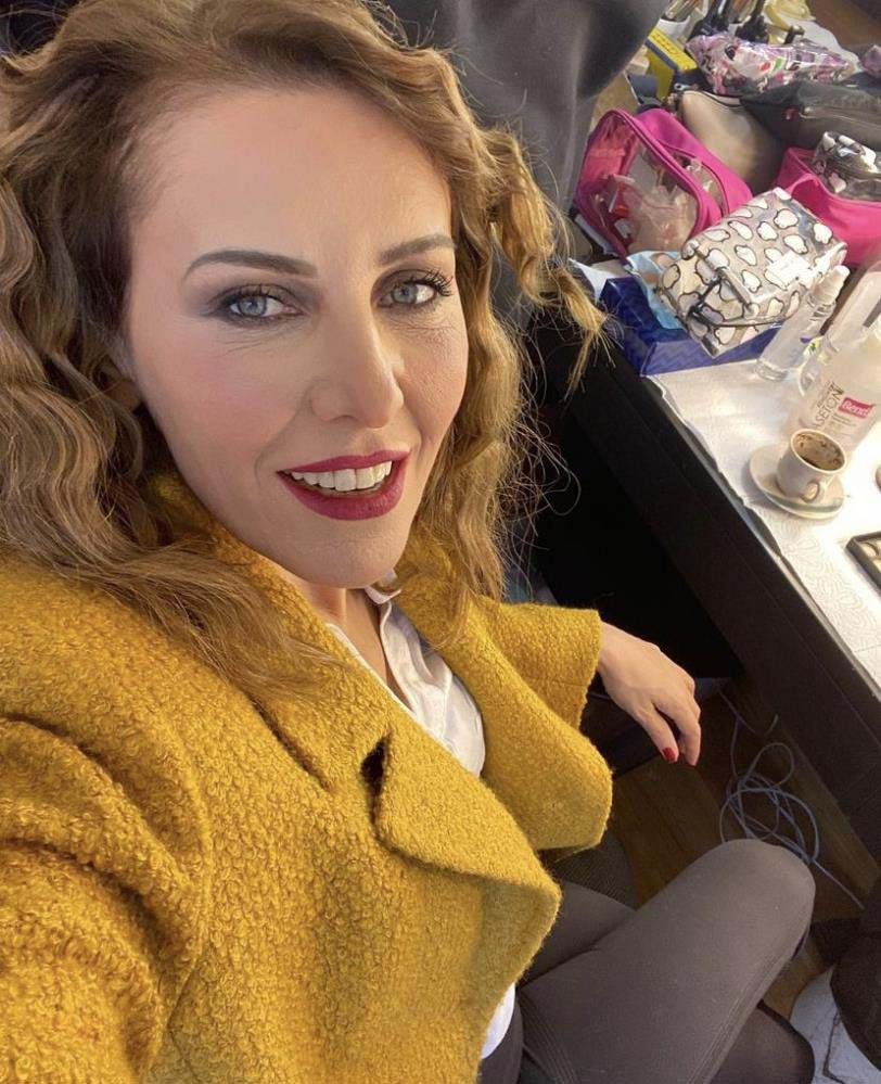 Taksim'de dehşet veren kaza! Ünlü oyuncu aracıyla kaldırımda yürüyen yayaların arasına daldı!