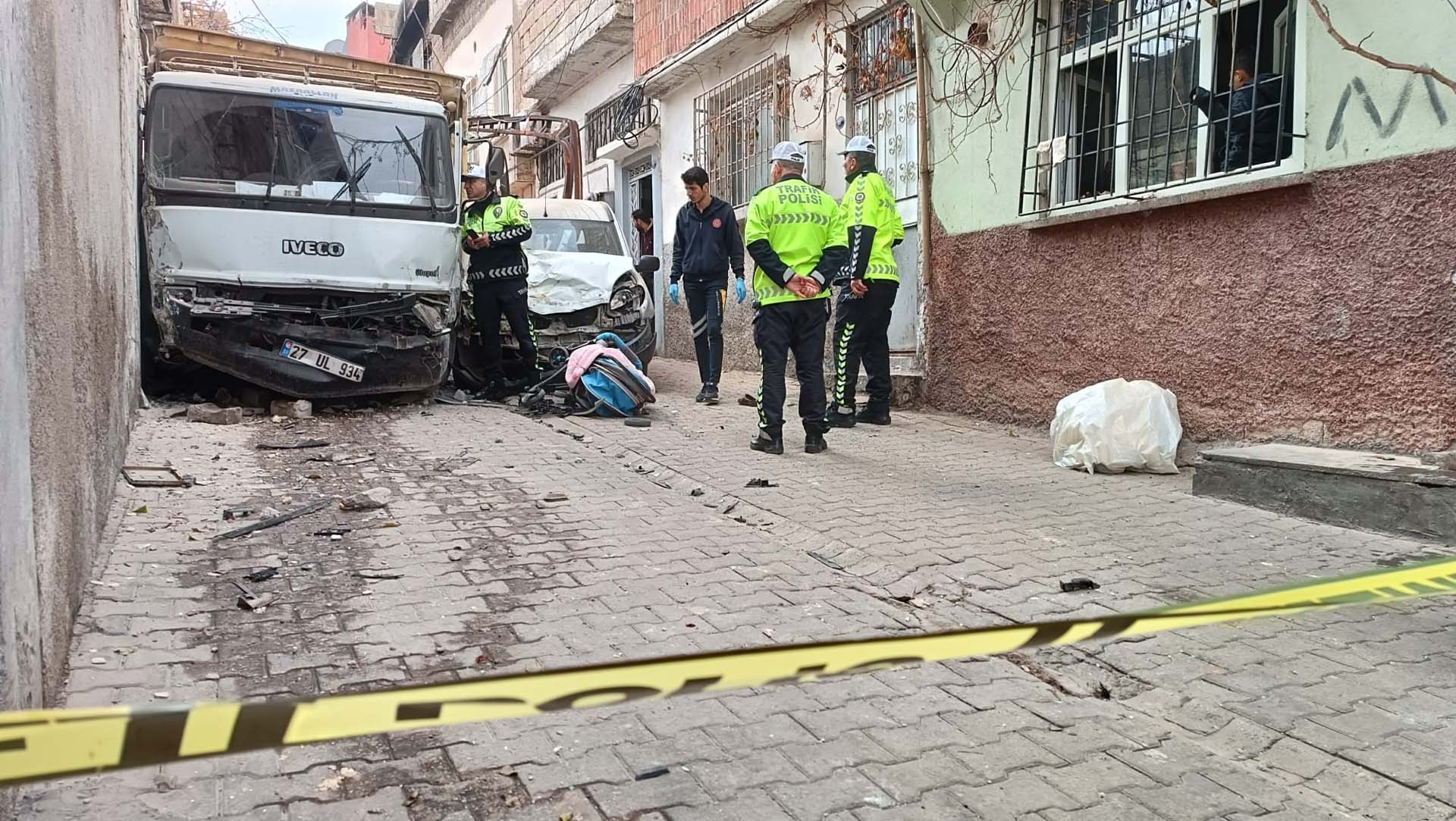 Gaziantep'te freni boşalan kamyonet dehşet saçtı: 10 yaşındaki çocuk öldü, yaralılar var 