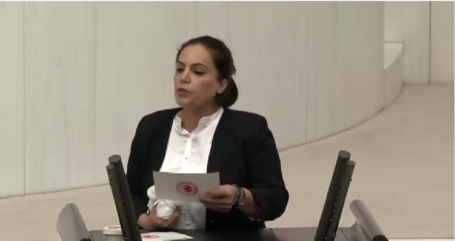 HDP'li Remziye Tosun'dan tepki çeken hareket! Meclis kürsüsünde tülbentini yere attı!HDP'li Remziye Tosun'dan tepki çeken hareket! Meclis kürsüsünde tülbentini yere attı!
