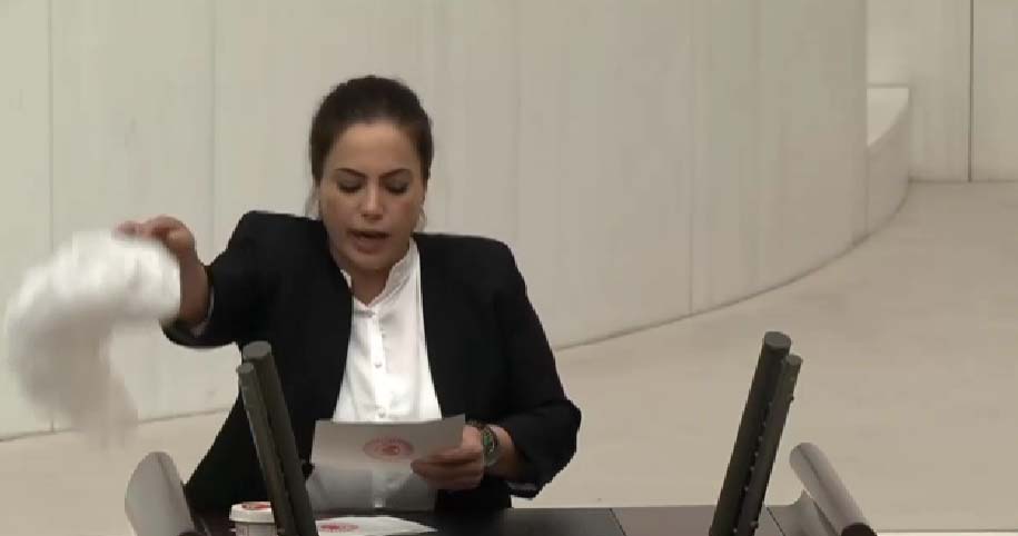 HDP'li Remziye Tosun'dan tepki çeken hareket! Meclis kürsüsünde tülbentini yere attı!